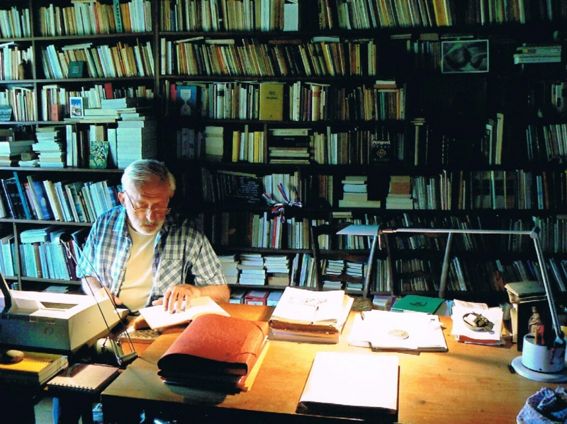 Bernard Lesfargues dans son bureau à Église-Neuve-d’Issac, archives familiales