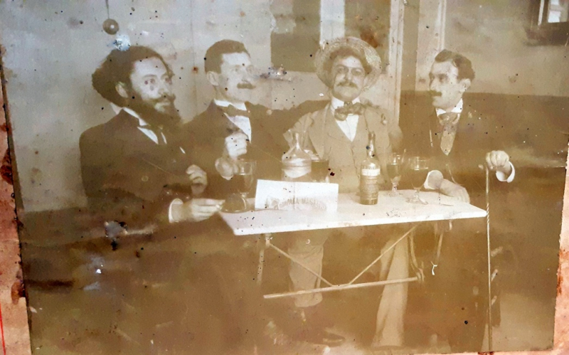 Émile Barthe et trois félibres au café (photo inédite confiée par Mme Claude Brenac, issue de la famille maternelle de l’auteur.)