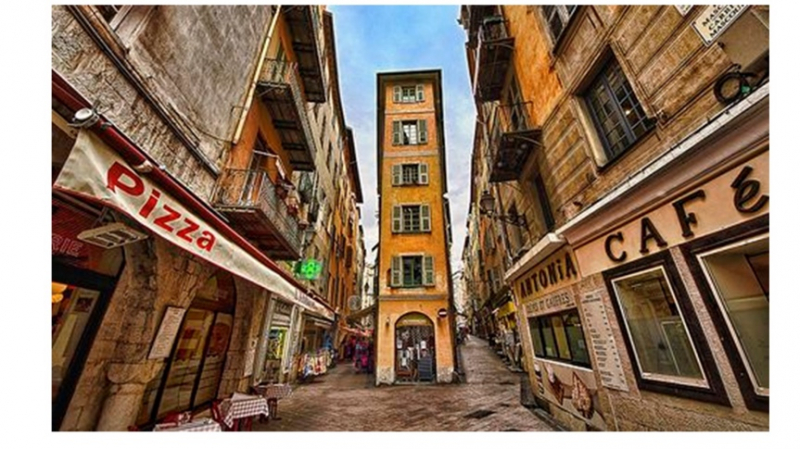 Vue de la rue Mascouinat à Nice, à droite de l’immeuble central.