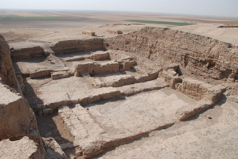 Fouilles d’un palais de l’époque du Mitanni, à Tell Brak, Syrie (https://fr.wikipedia.org/wiki/Tell_Brak)